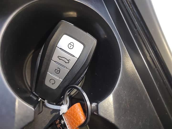 Фото 9 - Geely Atlas