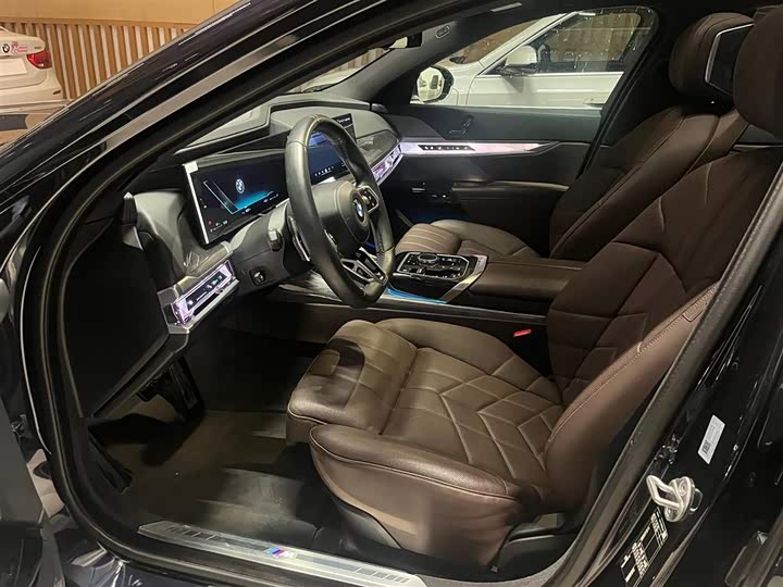 Фото 3 - BMW 7 Series