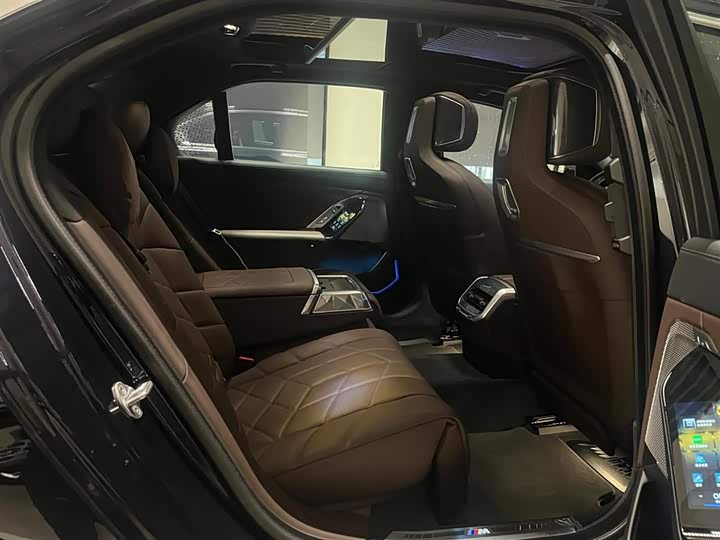 Фото 9 - BMW 7 Series