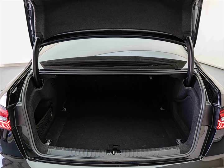 Фото 8 - Audi A6L