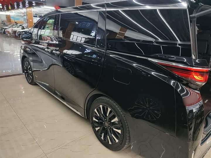 Фото 5 - Toyota Vellfire