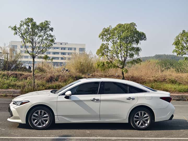 Фото 2 - Toyota Avalon