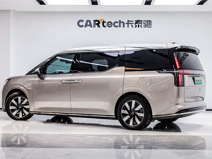 Фото 4 - Volvo EM90