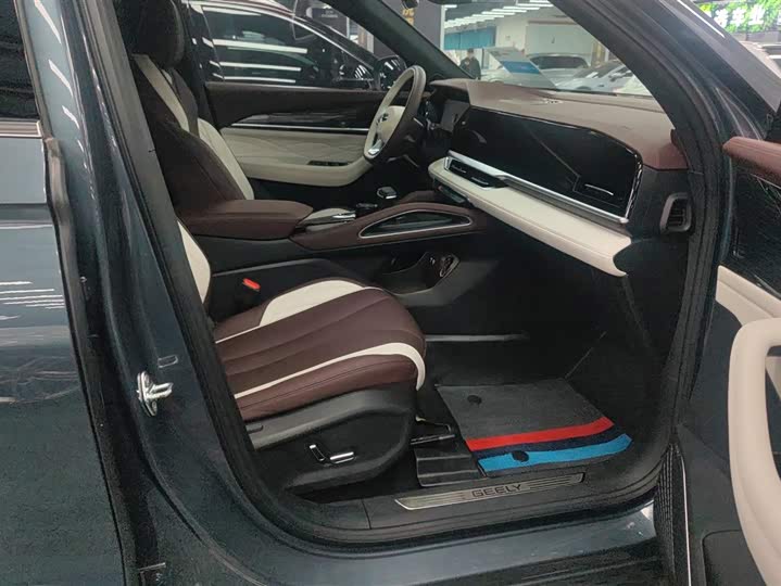 Фото 8 - Geely Monjaro