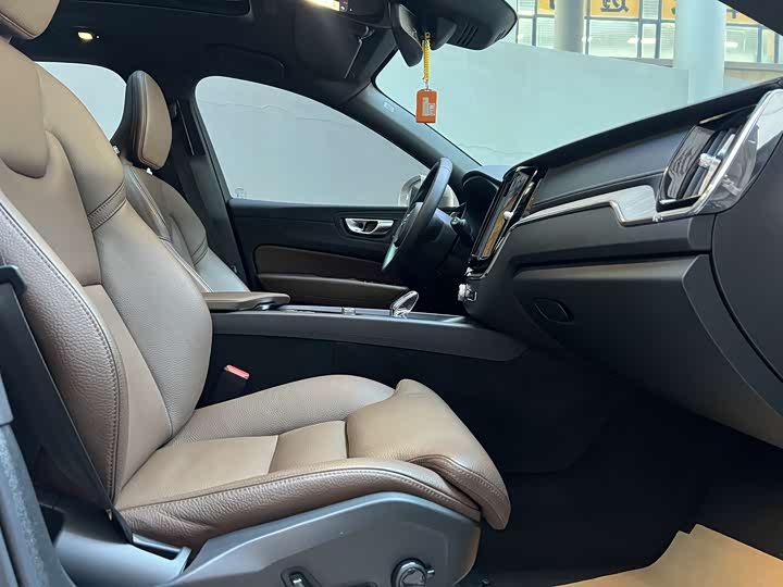 Фото 8 - Volvo XC60