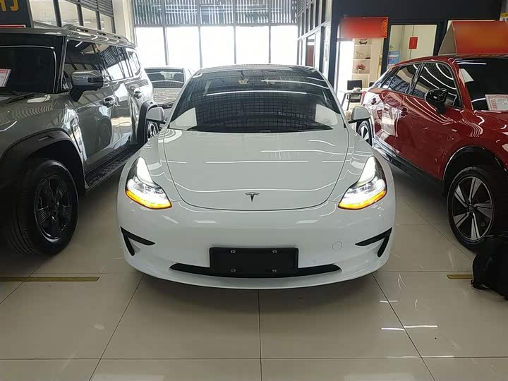 Фото 3 - Tesla Model 3