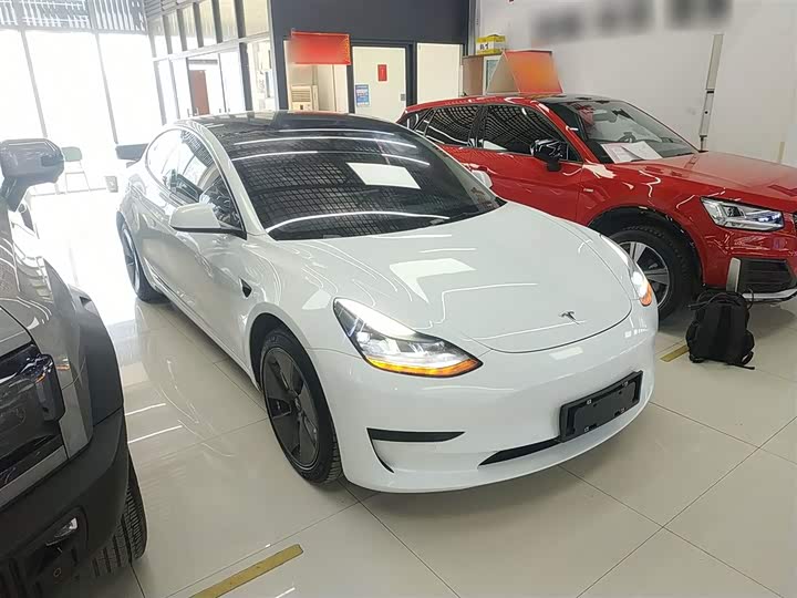 Фото 4 - Tesla Model 3