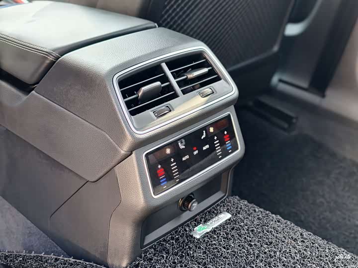 Фото 6 - Audi A6L