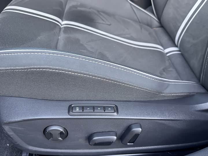 Фото 3 - Volkswagen Golf