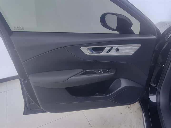 Фото 7 - Hongqi E-QM5