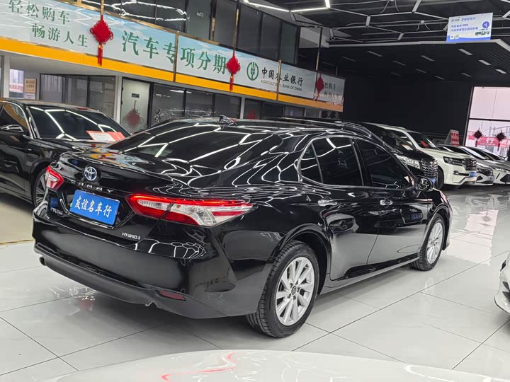 Фото 4 - Toyota Camry