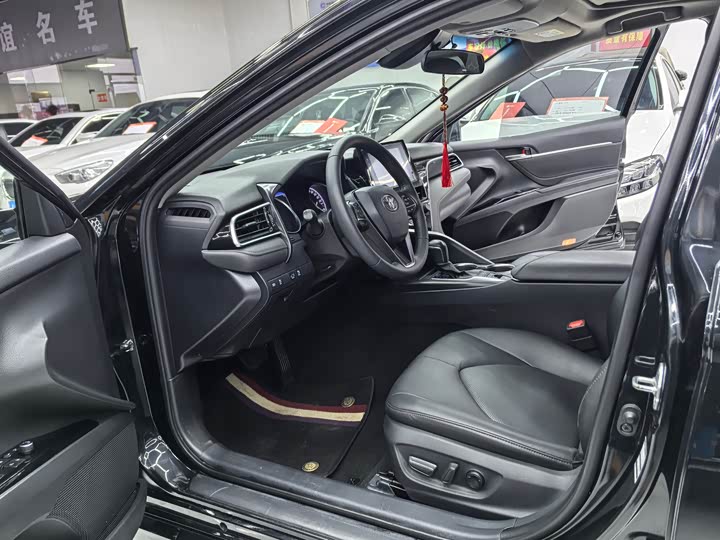 Фото 7 - Toyota Camry