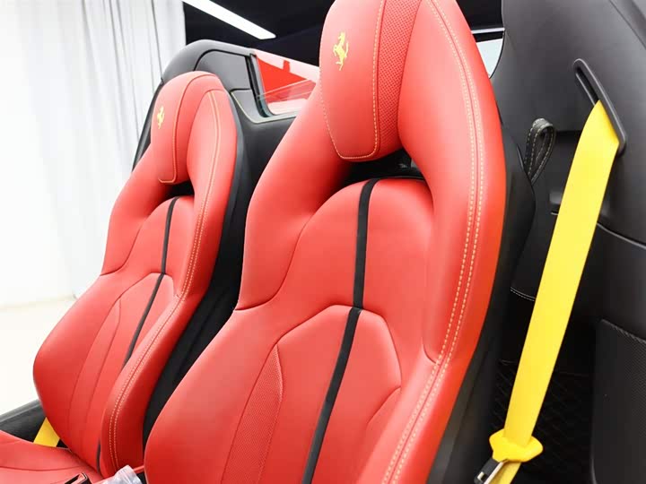 Фото 3 - Ferrari F8