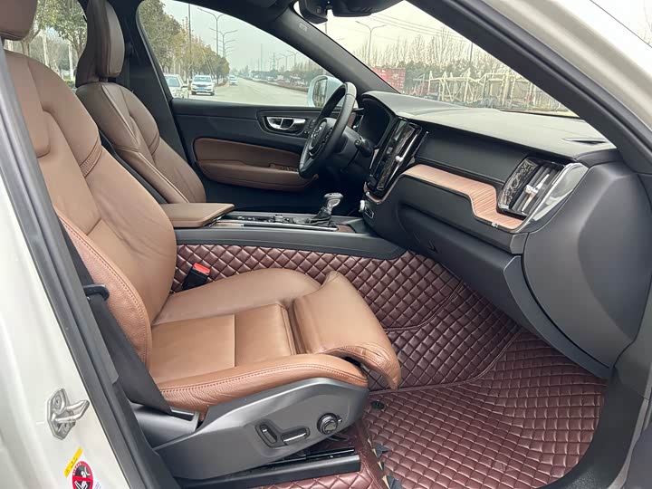 Фото 8 - Volvo XC60