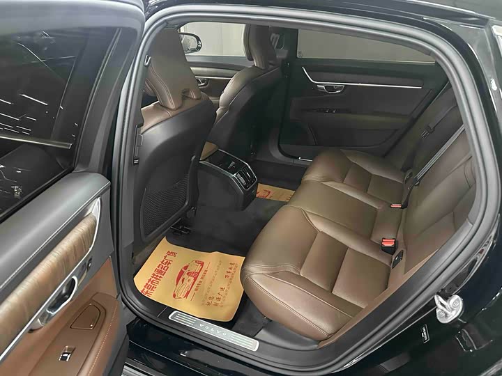 Фото 8 - Volvo S90