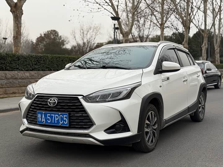 Фото 1 - Toyota Yaris L Hatchback