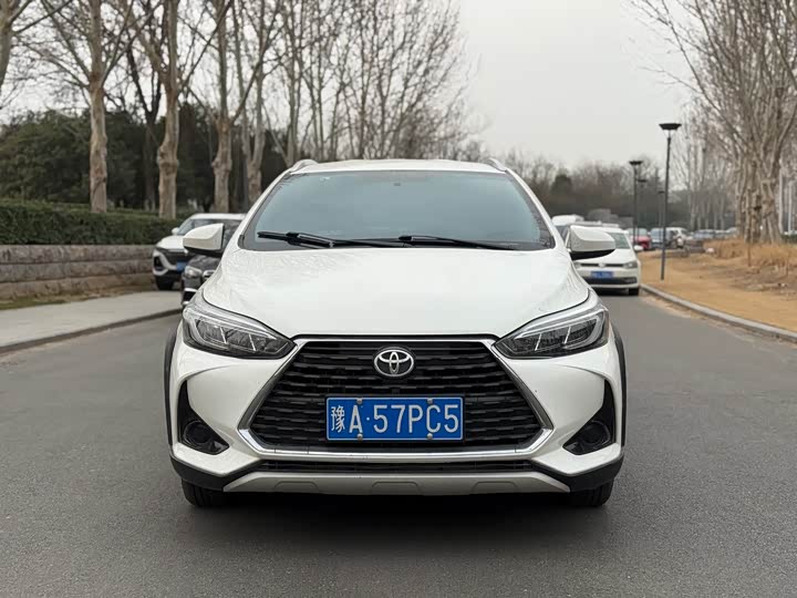 Фото 2 - Toyota Yaris L Hatchback