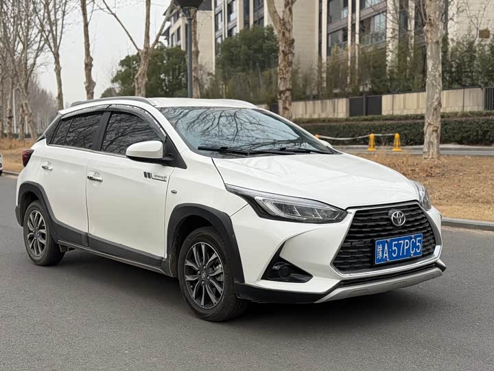 Фото 3 - Toyota Yaris L Hatchback