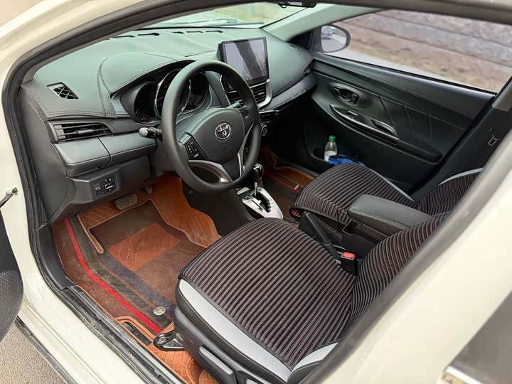 Фото 4 - Toyota Yaris L Hatchback