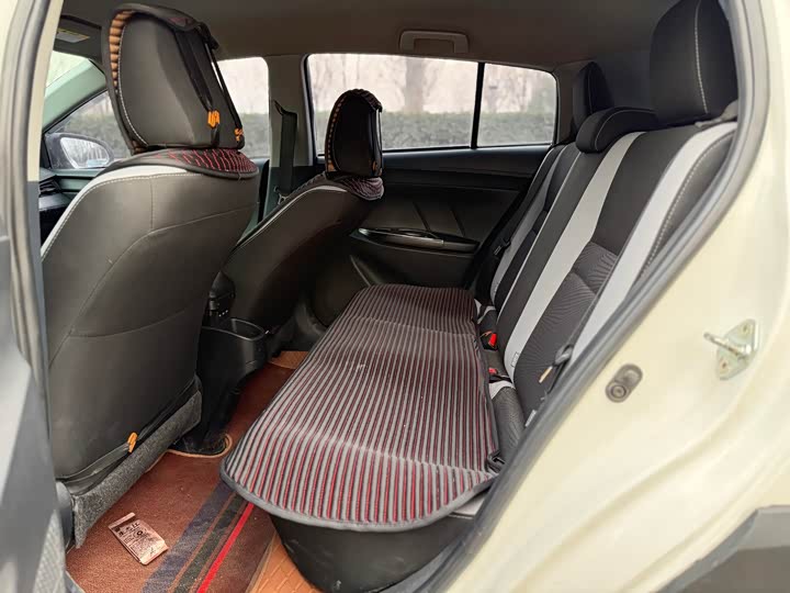 Фото 6 - Toyota Yaris L Hatchback