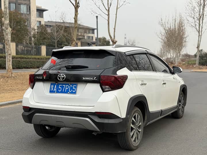 Фото 9 - Toyota Yaris L Hatchback