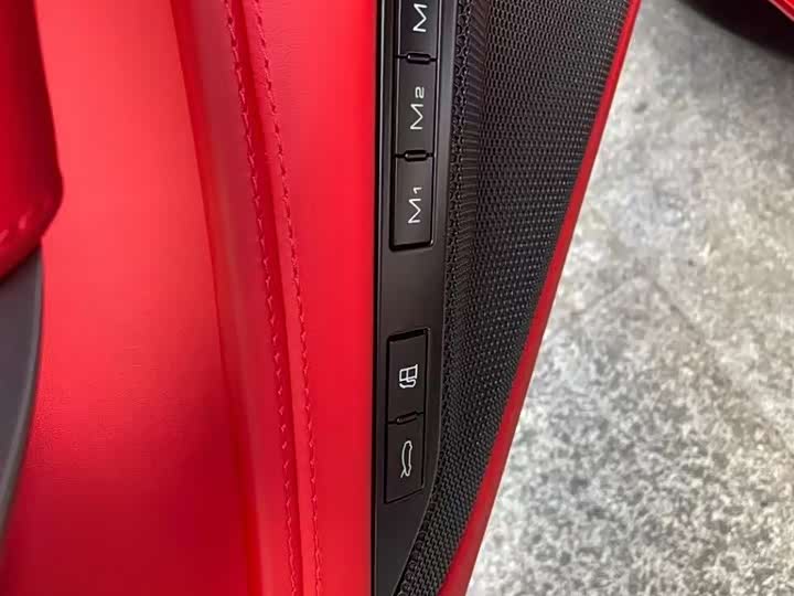 Фото 3 - Ferrari F8