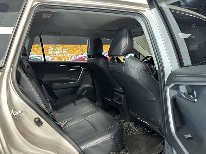 Фото 8 - Toyota Wildlander