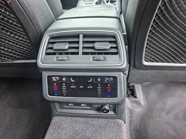 Фото 9 - Audi A6L