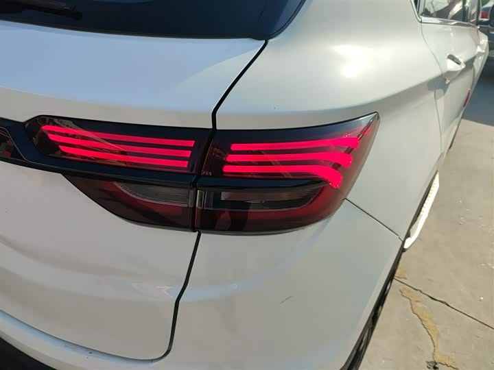 Фото 8 - Geely Coolray