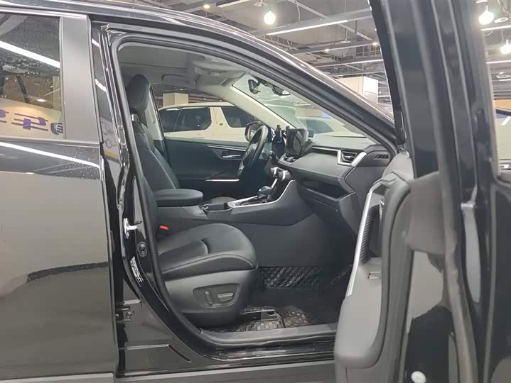 Фото 8 - Toyota RAV4