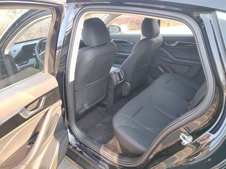 Фото 9 - Bestune B70