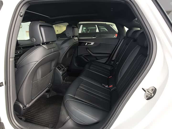 Фото 6 - Audi A4L