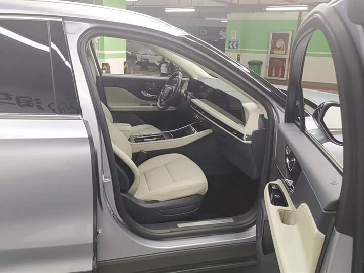 Фото 8 - Lincoln Corsair