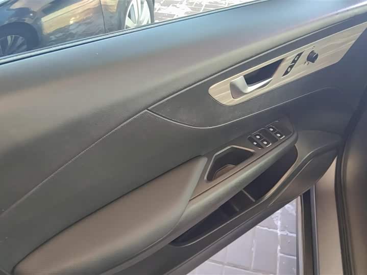 Фото 7 - Hongqi E-QM5