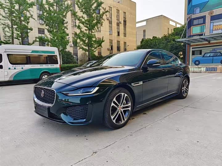 Фото 1 - Jaguar XE L