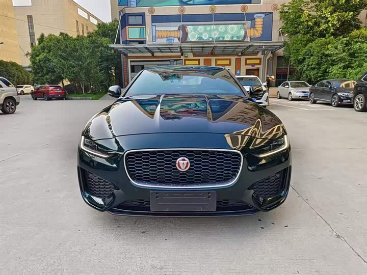 Фото 2 - Jaguar XE L