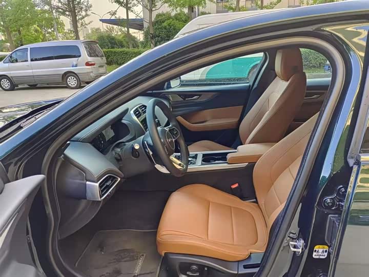 Фото 4 - Jaguar XE L