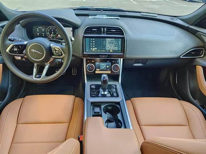 Фото 6 - Jaguar XE L