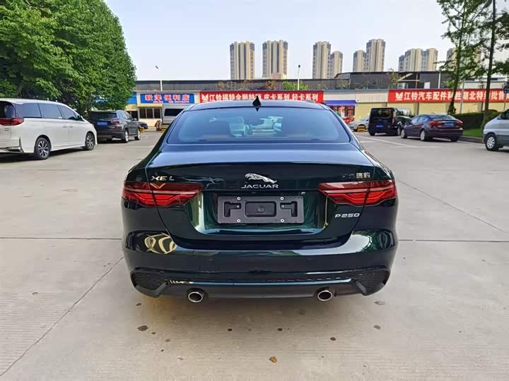 Фото 8 - Jaguar XE L