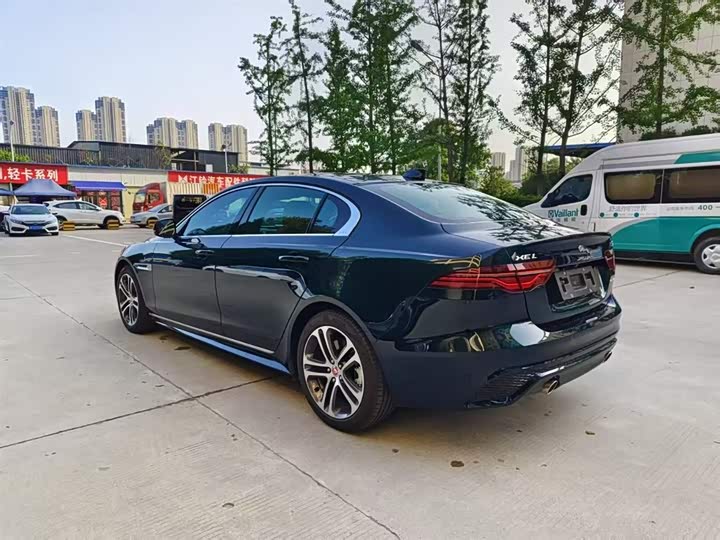 Фото 9 - Jaguar XE L