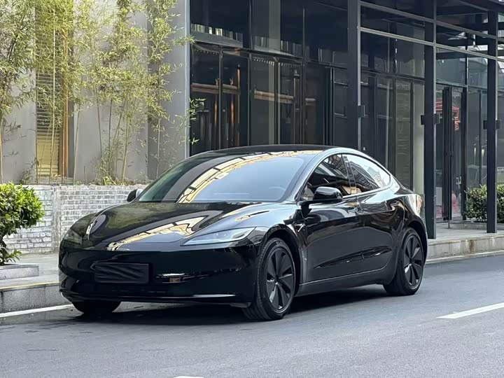 Фото 1 - Tesla Model 3