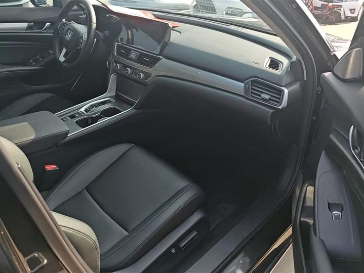 Фото 8 - Honda Accord