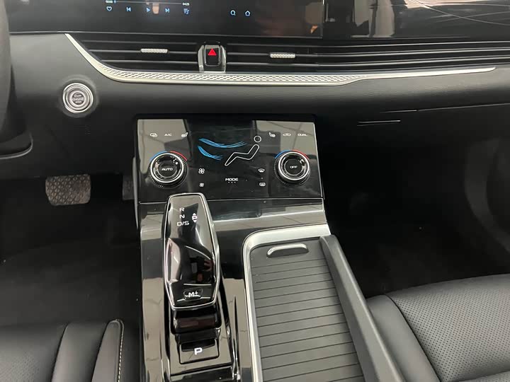 Фото 7 - Bestune B70