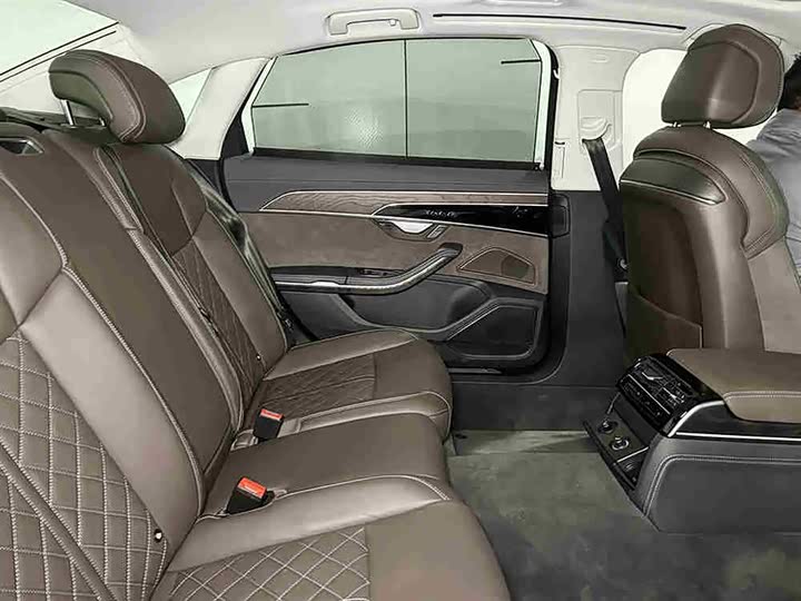 Фото 7 - Audi A8