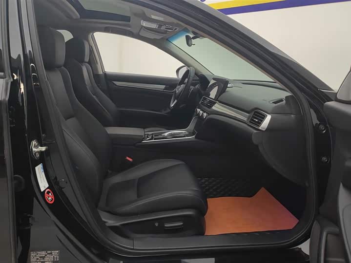 Фото 8 - Honda Accord