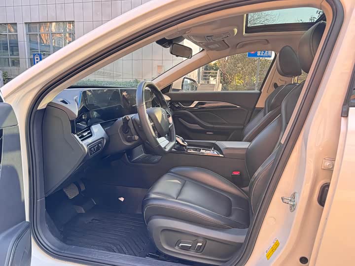 Фото 8 - Bestune B70