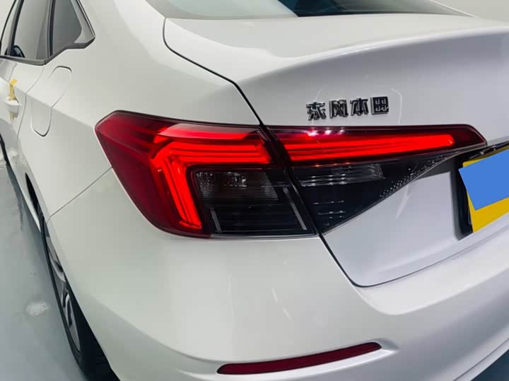 Фото 8 - Honda Civic