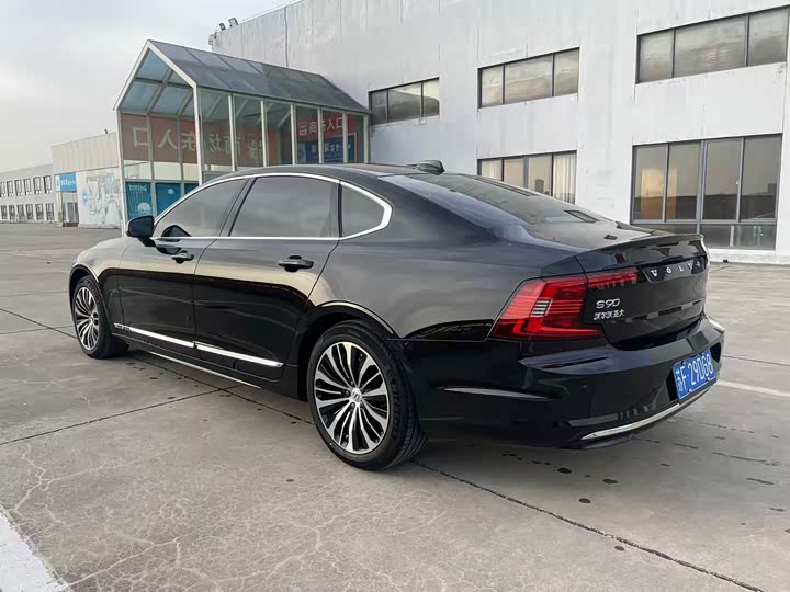 Фото 4 - Volvo S90