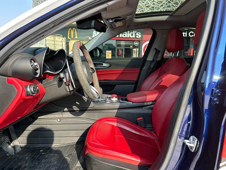 Фото 4 - Alfa Romeo Giulia