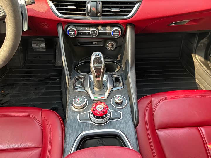 Фото 8 - Alfa Romeo Giulia